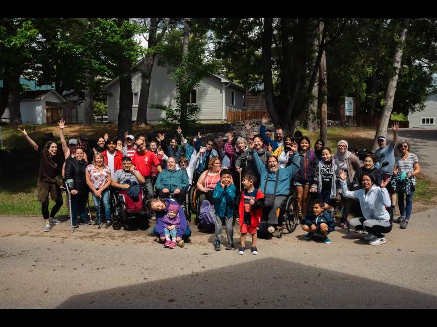 Photo de groupe prise à l'extérieur dans un camp de vacances