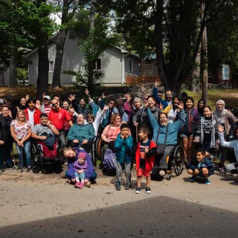 Photo de groupe prise à l'extérieur dans un camp de vacances